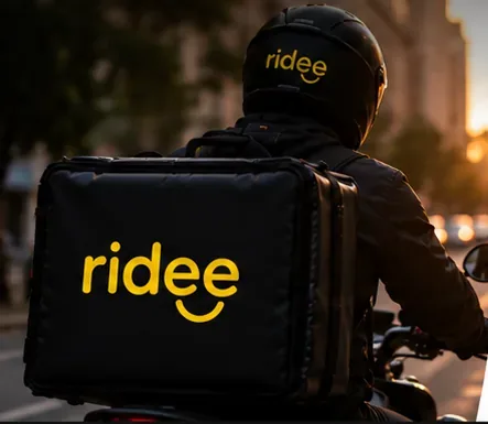 Motoboy da Ridee pilotando pela cidade ao pôr do sol