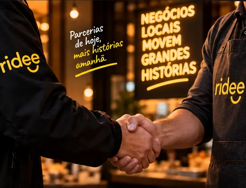 Aperto de mão entre um motoboy e um dono de loja, os dois com a marca da Ridee